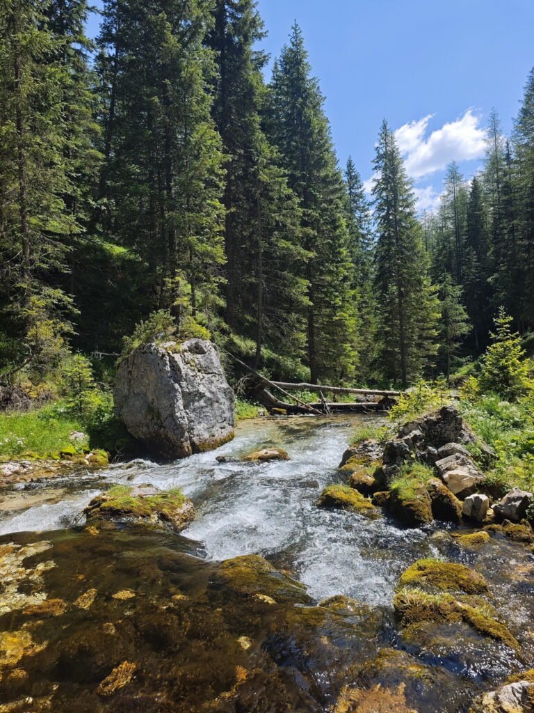 Es gibt auch wildromantische Abschnitte entlang der Cascate di Fanes
