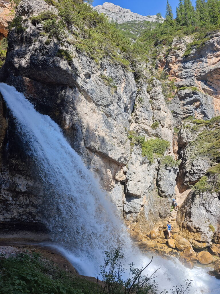 Abstieg zum unteren Wasserfall Cascate di Fanes - vergleich die größe der Wasserfälle mit den Wanderern